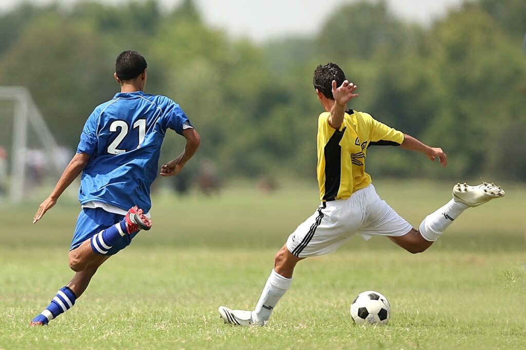 Ein Spieler schießt den Fußball mit voller Kraft nach langem Ballbesitz der Mannschaft