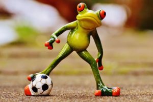 Ein Frosch spielt Fußball (Spielzeugfigur)