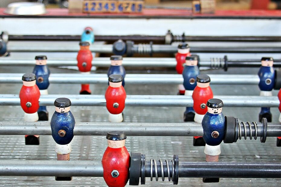 Ein Tischkicker mit blauen und roten Figuren