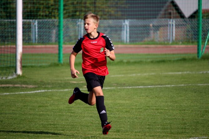 D-Jugendlicher beim Fußballtraining in vollem Lauf