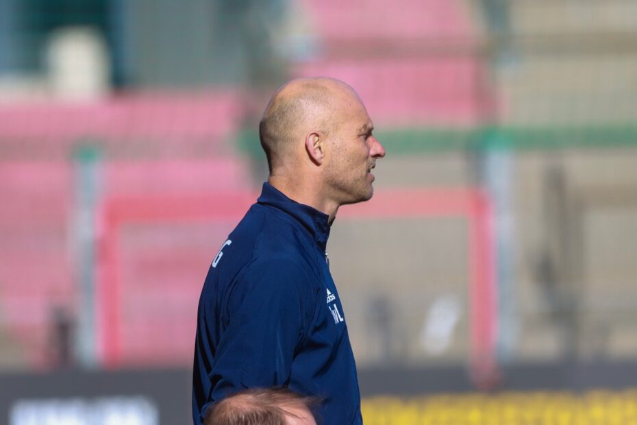 Trainer am Spielfeldrand